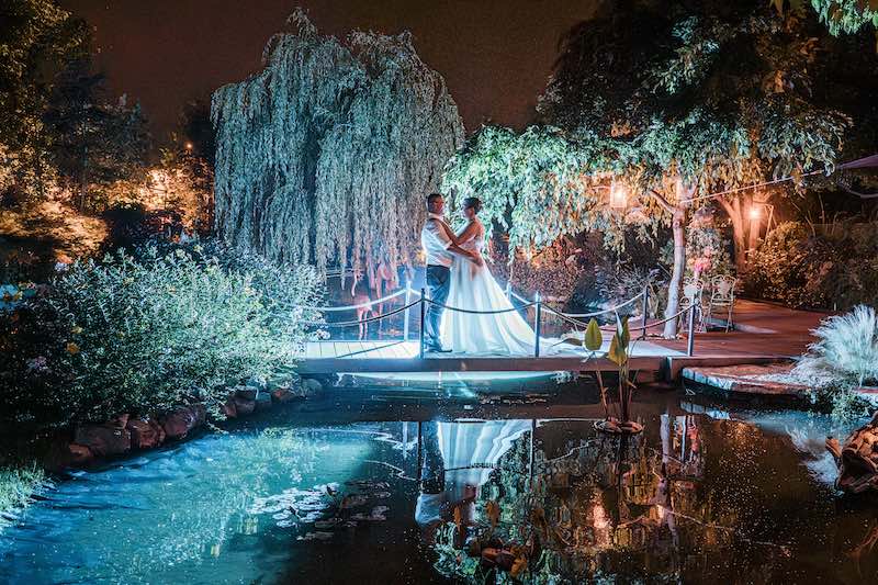 In questa foto, Alice e Rocco i due sposi del matrimonio multicolor di Clementina Muscolo nel Vivaio San Nicola