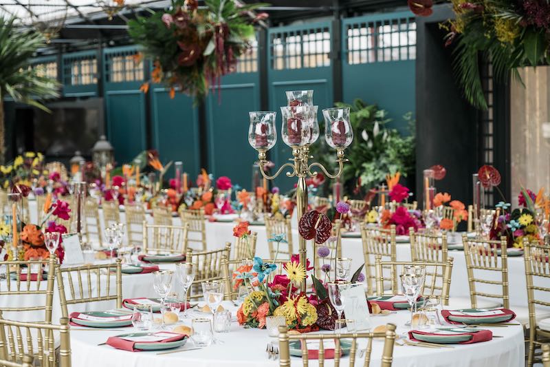 In questa foto, il dettaglio dell'allestimento delle tavole mariage del matrimonio multicolor di Clementina Muscolo 