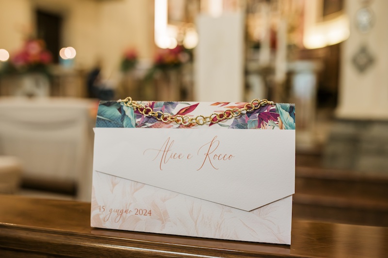 In questa foto, la Wedding Bag matrimonio multicolor di Clementina Muscolo 