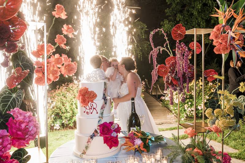 In questa foto, Alice e Rocco con i loro due bambini al taglio della torta del matrimonio firmato da Clementina Muscolo