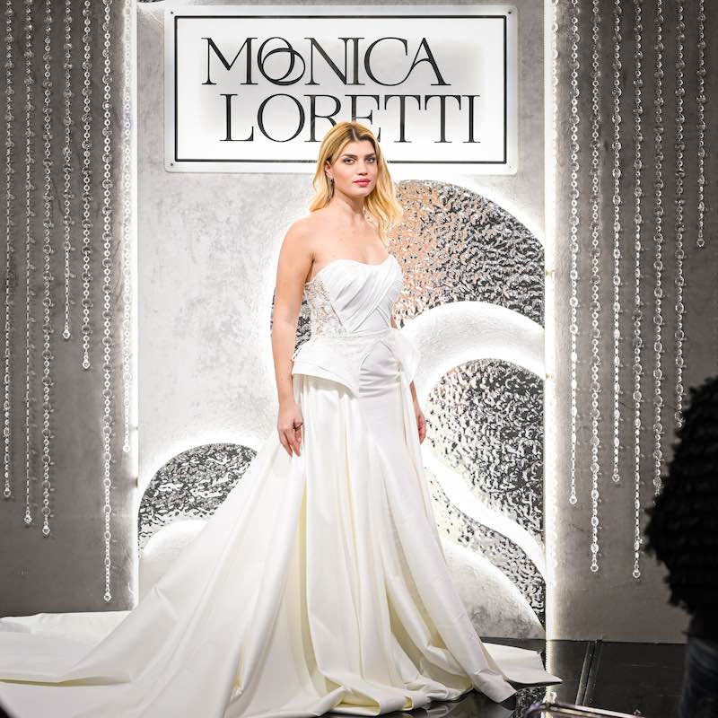 In questa foto, una modella posa indossando un abito da sposa Monica Loretti alla Rome Bridal Week 2025