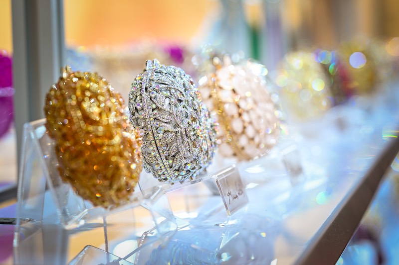 In questa foto, clutch gioiello esposte alla settima edizione della Rome Bridal Week