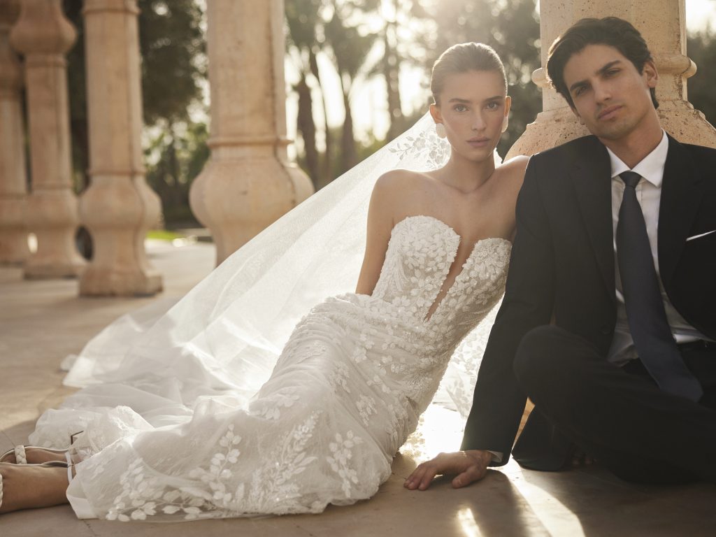 In questa foto una modella con un abito da sposa rosa clarà 2025