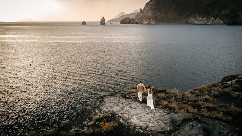 In questa foto di Salvatore Cimino, due sposi camminano sugli scogli