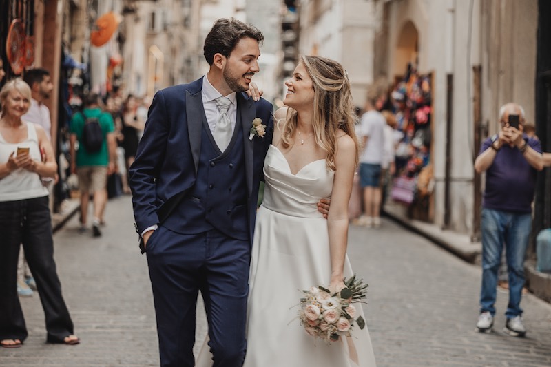 In questa foto di Salvatore Cimino, due sposi camminano abbracciati per i vicoli di Cefalù