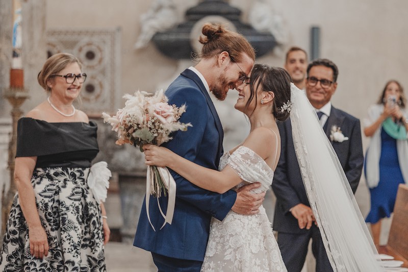In questa foto di Salvatore Cimino, due sposi si abbracciano in chiesa sorridendo 