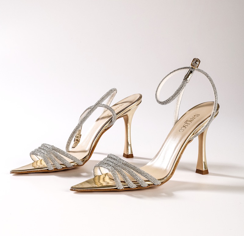 In questa foto, scarpe da cerimonia donna 2025 di Francesco Italy modello sandalo, colore oro con applicazioni gioiello