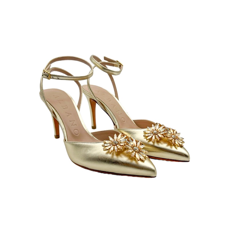 In questa foto, scarpe da cerimonia donna 2025 Albano modello slingback, colore oro con fiori gioiello sulla punta