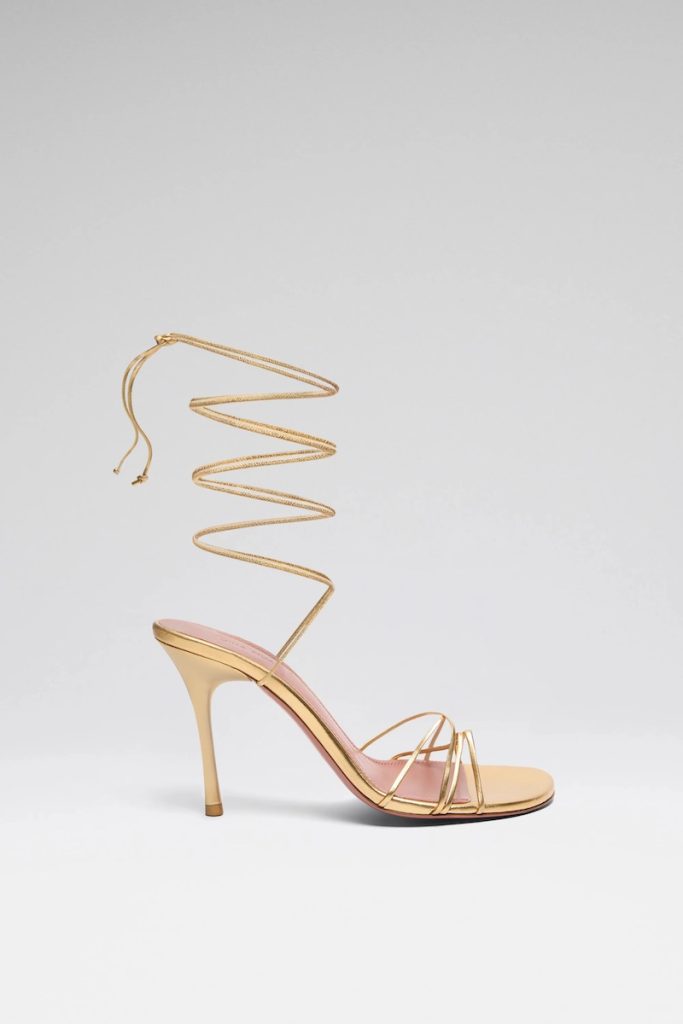 In questa foto, scarpe da cerimonia donna 2025 Amina Muaddi modello sandalo alla schiava, colore oro 
