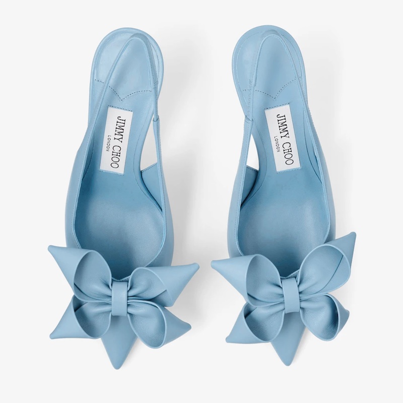 In questa foto, scarpe da cerimonia donna 2025 Jimmy Choo modello slingback, colore azzurro polvere con fiore 3D sulla punta