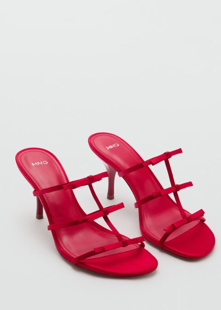 In questa foto, scarpe Mango modello sandalo mules, colore rosso ciliegia con fiocchetti sulle fascette 