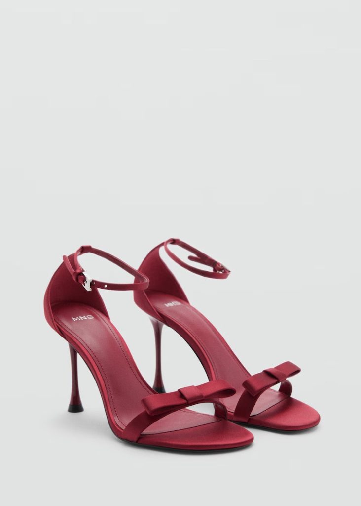 In questa foto, scarpe Mango modello sandalo, colore bordeaux ciliegia con fiocchetti sulle fascette 
