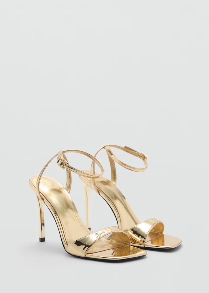 In questa foto, scarpe da cerimonia donna 2025 Mango modello sandalo, colore oro 