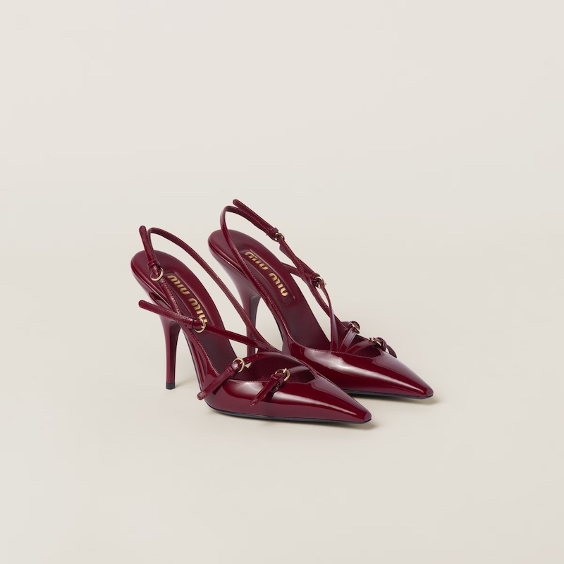 In questa foto, scarpe Miu Miu modello slingback, colore bordeaux ciliegia con fasce frontali