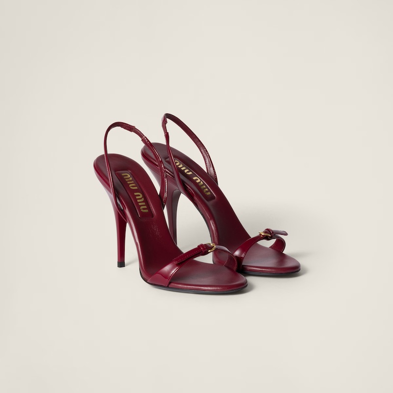 In questa foto, scarpe Miu Miu modello sandalo, colore bordeaux ciliegia con fibbie sulle fascette 