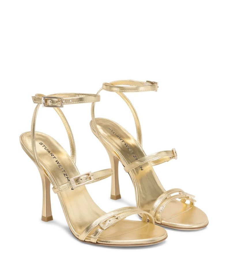 In questa foto, scarpe da cerimonia donna 2025 Stuart Weitzman modello sandalo, colore oro 