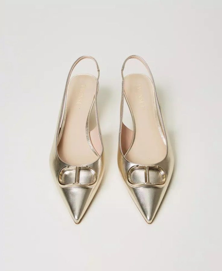 In questa foto, scarpe Twinset modello slingback, colore oro