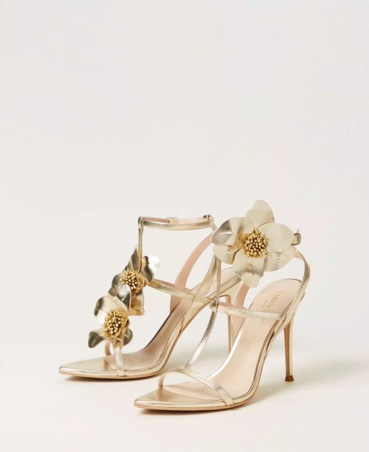 In questa foto, scarpe da cerimonia donna 2025 Twinset modello sandalo, colore oro con fiori 3D 