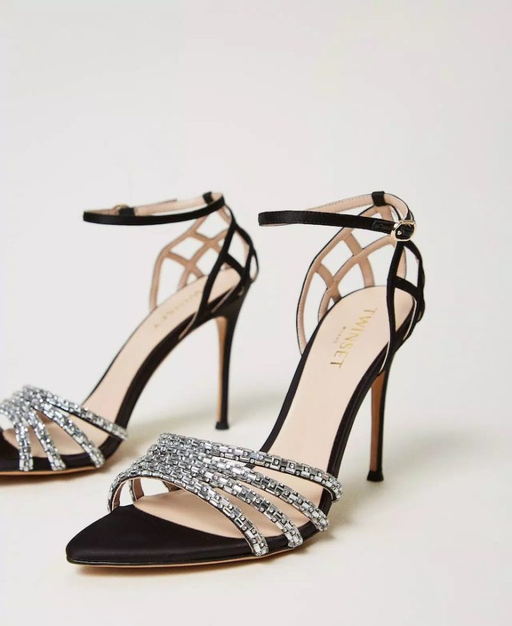 In questa foto, scarpe da cerimonia donna 2025 Twinset modello sandalo colore nero e argento con applicazioni di strass