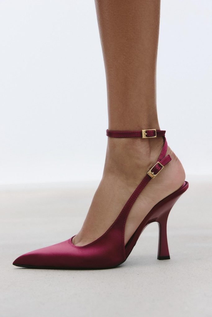 In questa foto, scarpe Zara modello slingback, colore bordeaux ciliegia
