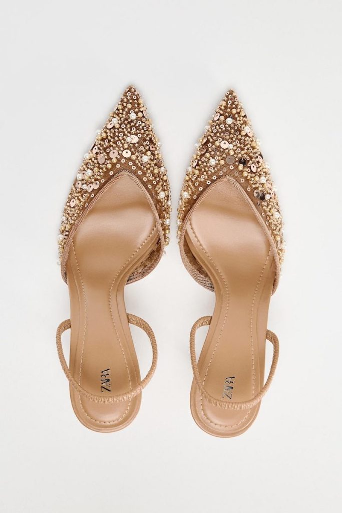 In questa foto, scarpe da cerimonia donna 2025 Zara modello slingback colore bronzo e oro con applicazioni di cristalli e perline