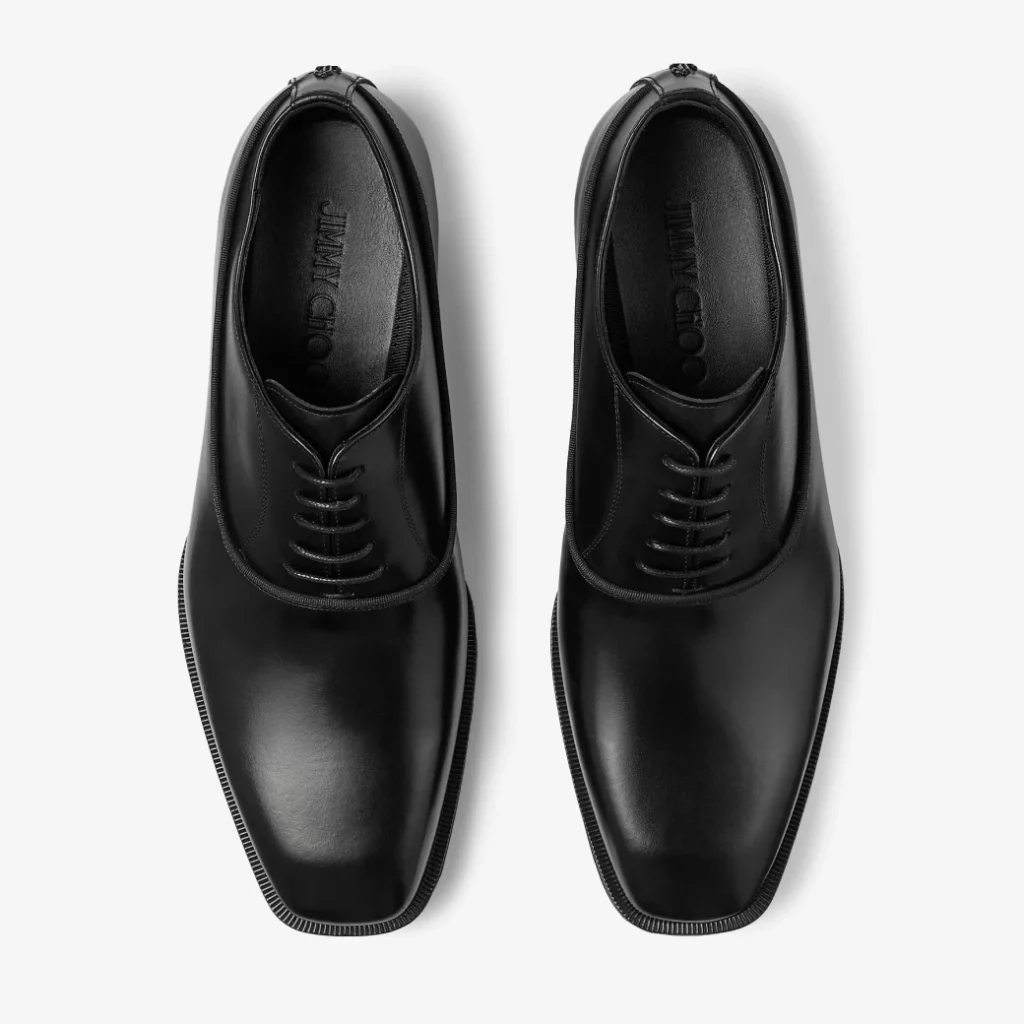 In questa foto un modello di scarpe sposo 2025 oxford jimmy choo