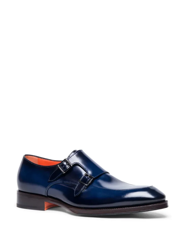 In questa foto un modello di scarpe sposo 2025 santoni blu