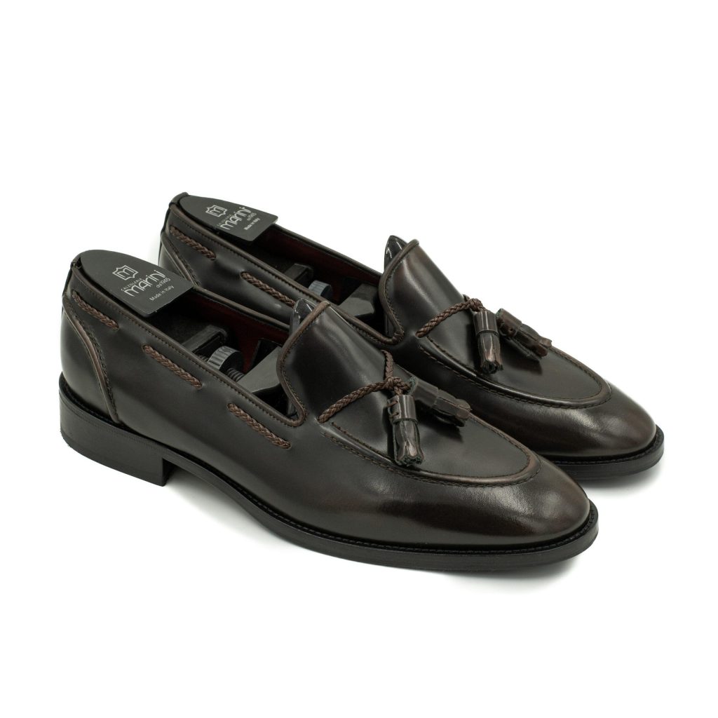 In questa foto un modello di scarpe sposo 2025 marini