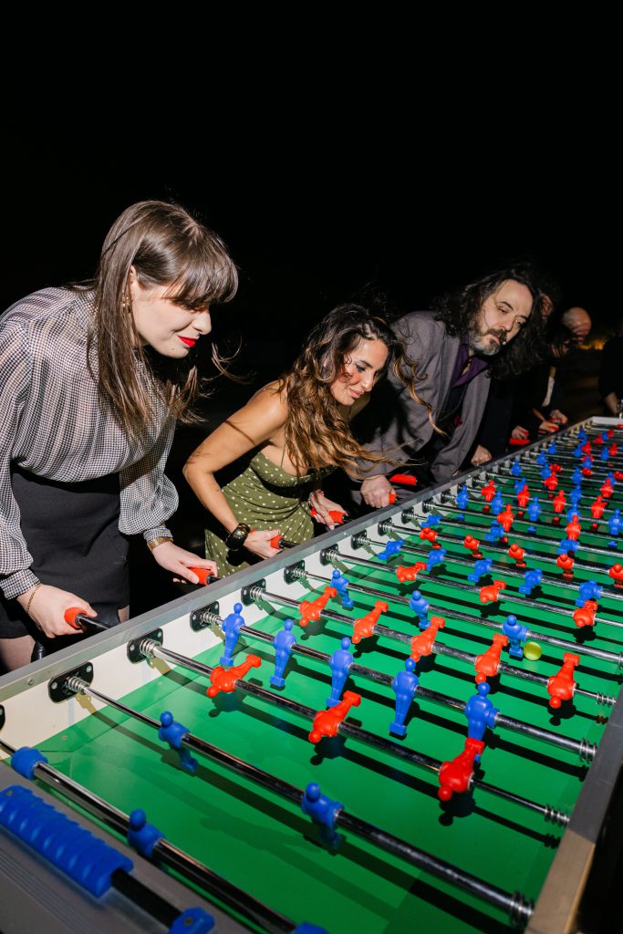 Gioco al biliardino durante l'evento let's celebrate the wedding industry 2025