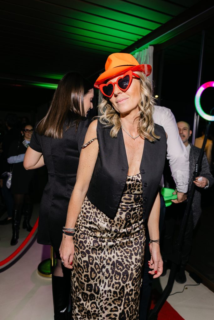 Una donna con gli occhiali da sole durante l'evento let's celebrate the wedding industry 2025