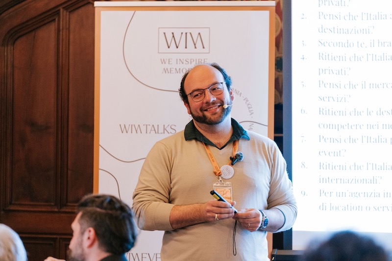 In questa foto, Tommaso Corsini durante un dibattito del WIM Talk Lago Maggiore 2025