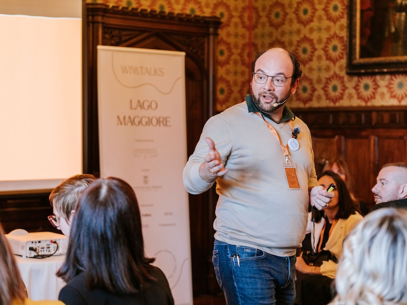 In questa foto, Tommaso Corsini durante un dibattito del WIM Talk Lago Maggiore 2025