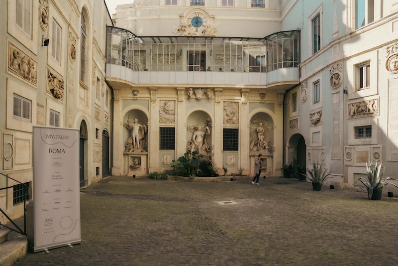 In questa foto, l'ingresso di Palazzo Rondinini allestito per il WIM Talk Roma 2025  