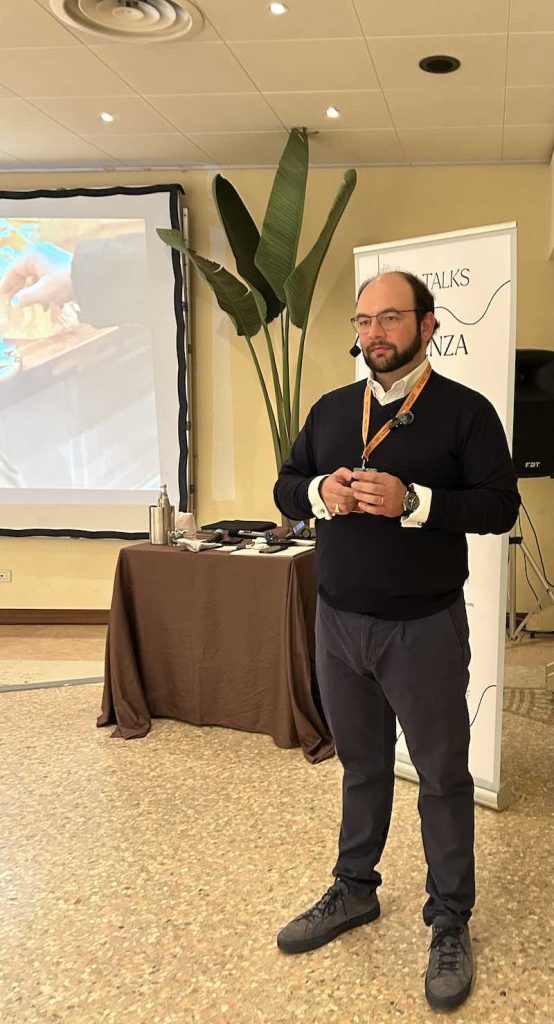 In questa foto, Tommaso Corsini in un momento del WIM Talk di Vicenza 2025