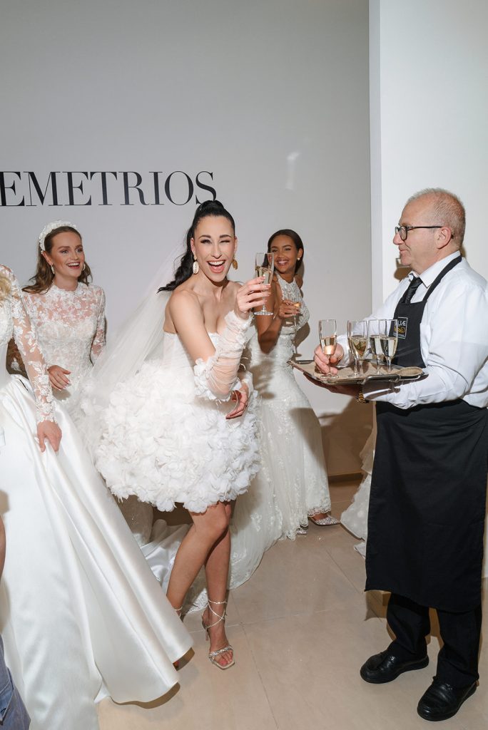 In questa foto la modella indossa un abito da sposa demetrios 2026