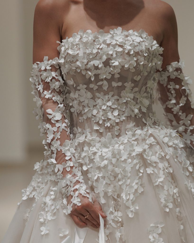 In questa foto la modella indossa un abito da sposa demetrios 2026