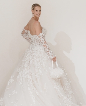 Abiti da sposa Demetrios 2026, pura femminilità alla Milano Bridal Week
