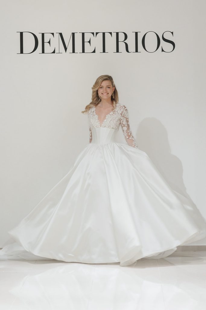 In questa foto la modella indossa un abito da sposa demetrios 2026