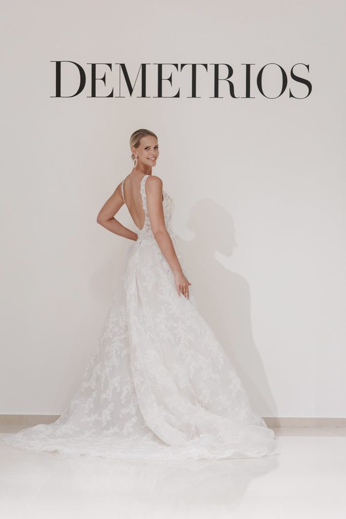In questa foto la modella indossa un abito da sposa demetrios 2026