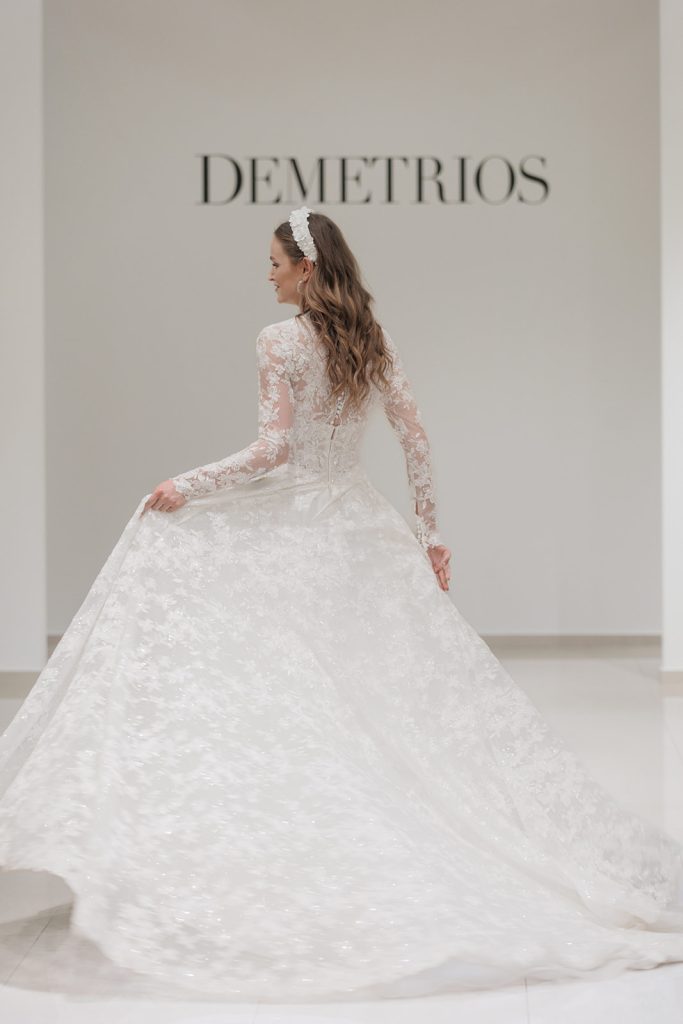 In questa foto la modella indossa un abito da sposa demetrios 2026