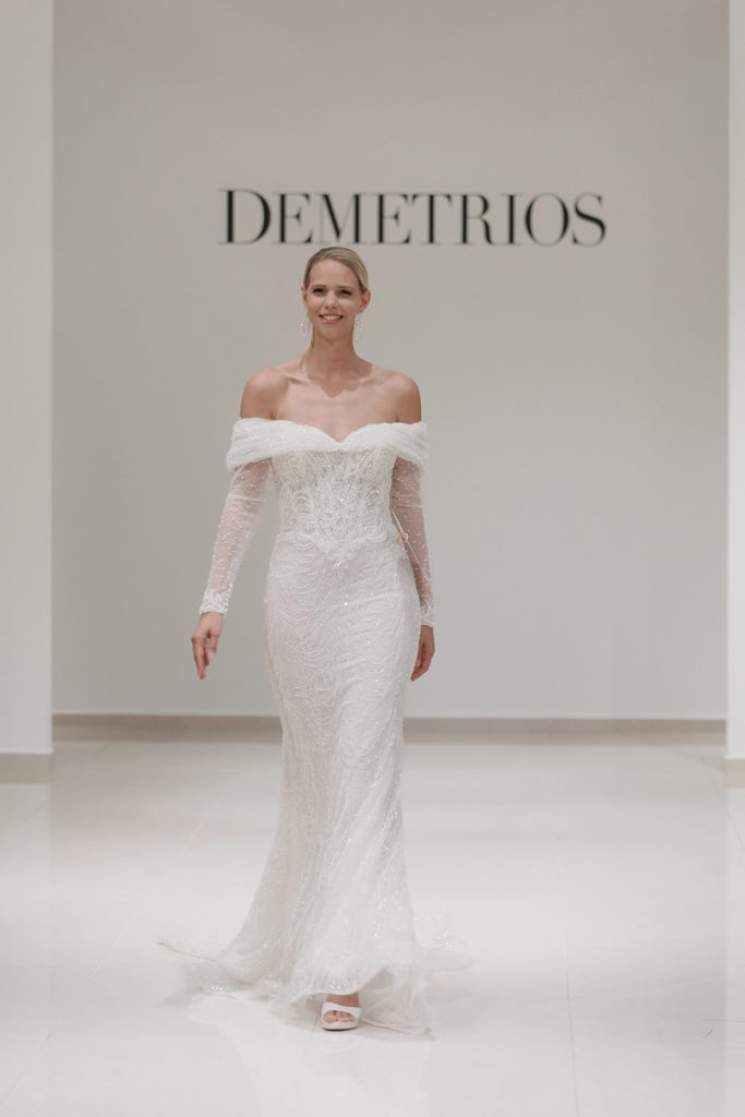 In questa foto la modella indossa un abito da sposa demetrios 2026