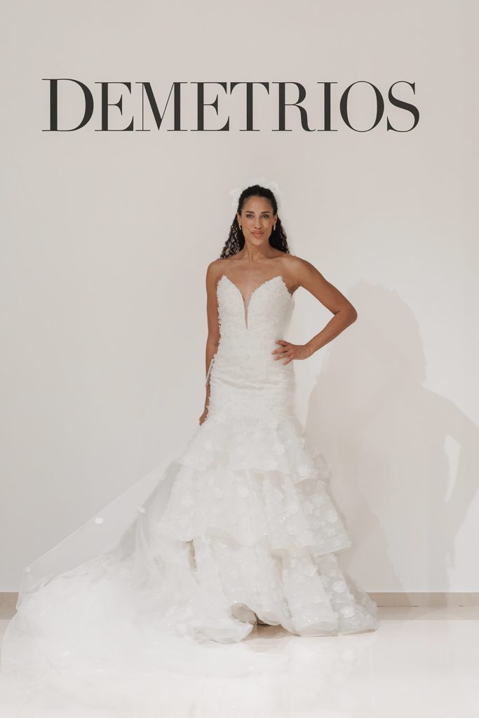 In questa foto la modella indossa un abito da sposa demetrios 2026