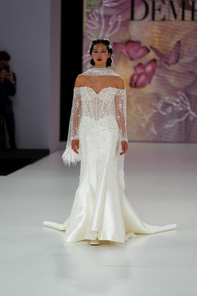 In questa foto la modella indossa un abito da sposa Demetrios 2026