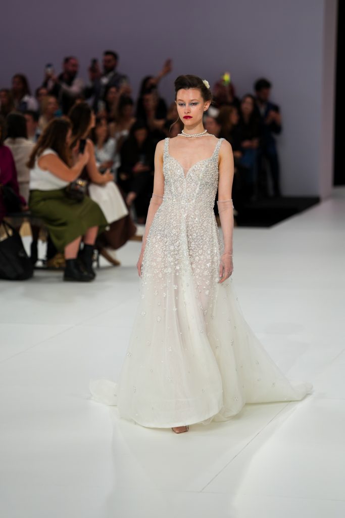 In questa foto la modella indossa un abito da sposa Demetrios 2026