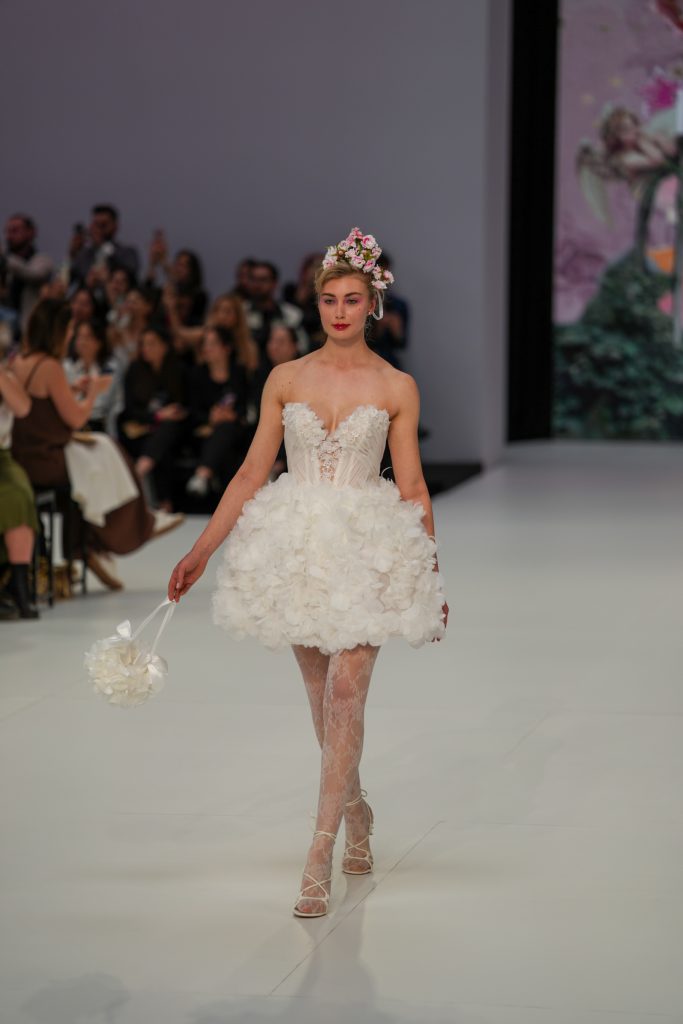 In questa foto la modella indossa un abito da sposa Demetrios 2026