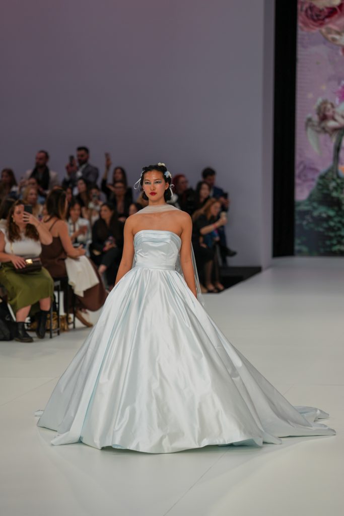 In questa foto la modella indossa un abito da sposa Demetrios 2026