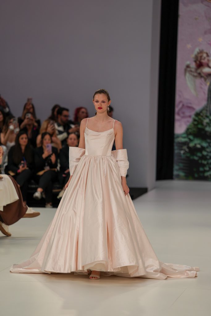 In questa foto la modella indossa un abito da sposa Demetrios 2026