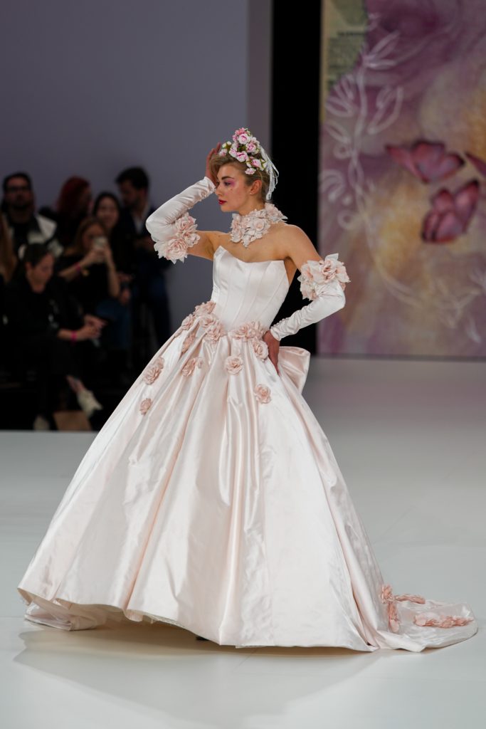 In questa foto la modella indossa un abito da sposa Demetrios 2026