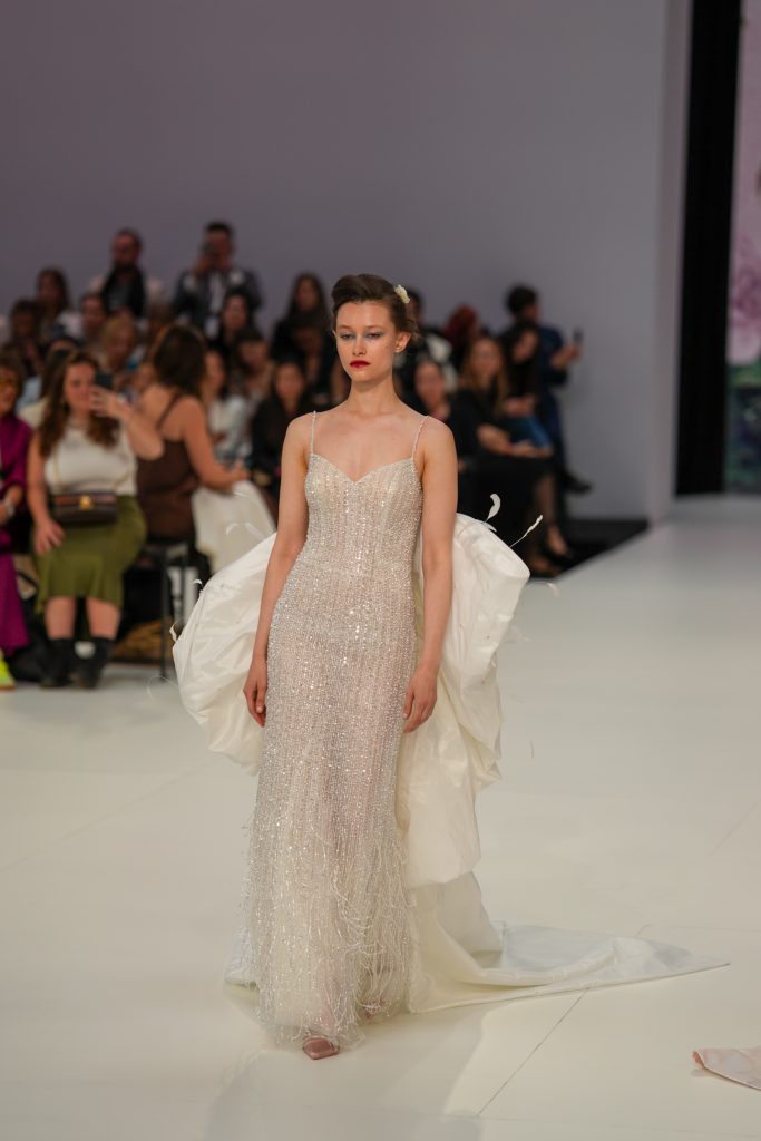 In questa foto la modella indossa un abito da sposa Demetrios 2026