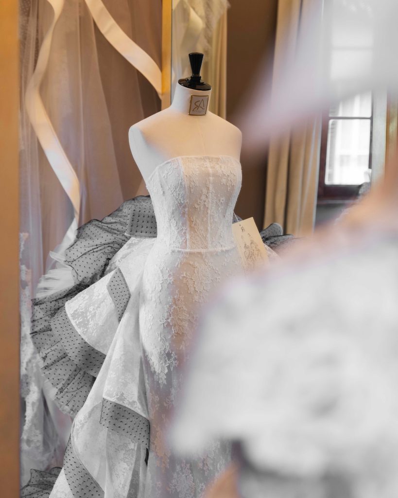 In questa foto un abito da sposa Antonio Riva 2026